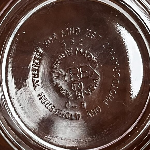 Pyrex Vintage Liquid Measuring Cup 1 Quart / 4 Cup #532 D-Handle Made in USA - Picture 10 of 14